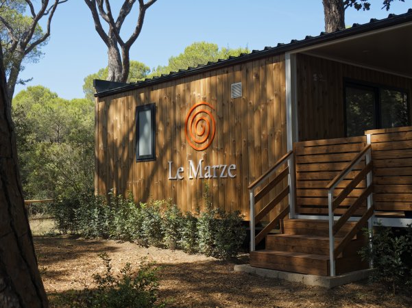 Un bungalow in legno con il logo 