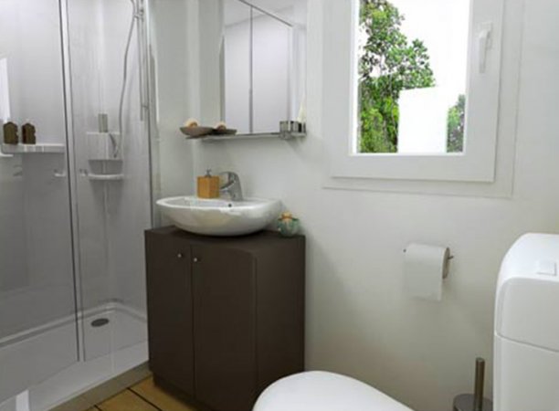 Bagno con cabina doccia e finestra luminosa.