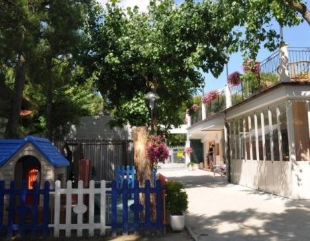 Area giochi con cancelli colorati e alberi.