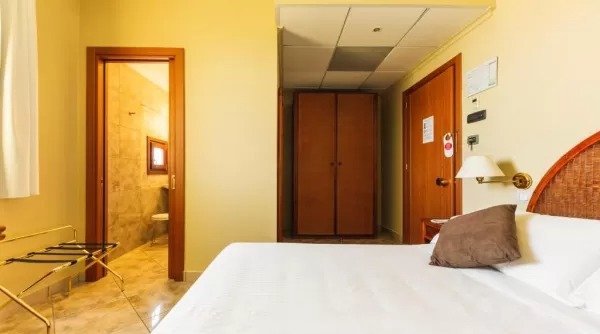 Camera con letto matrimoniale e bagno.