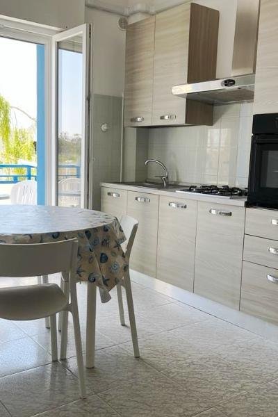 Cucina moderna con tavolo e sedie.