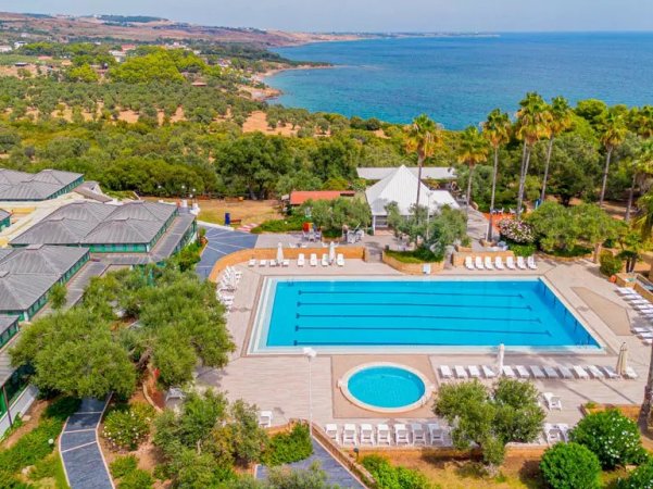 Vista aerea di una piscina vicino al mare.