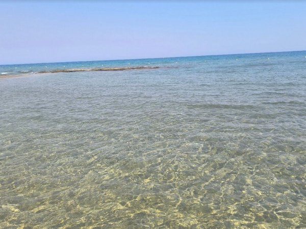 Mare con acqua trasparente.