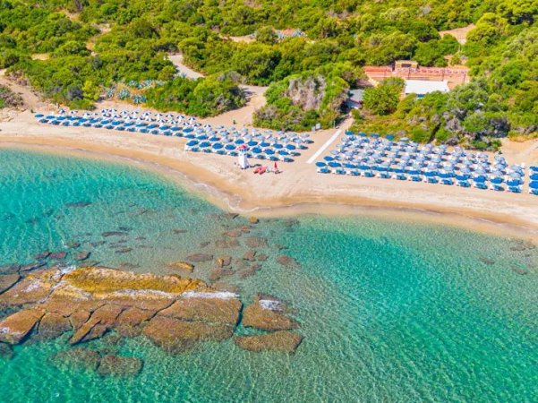 Spiaggia con ombrelloni e mare turchese.