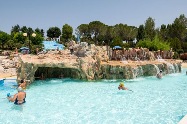 Piscina con grotte e cascate artificiali.