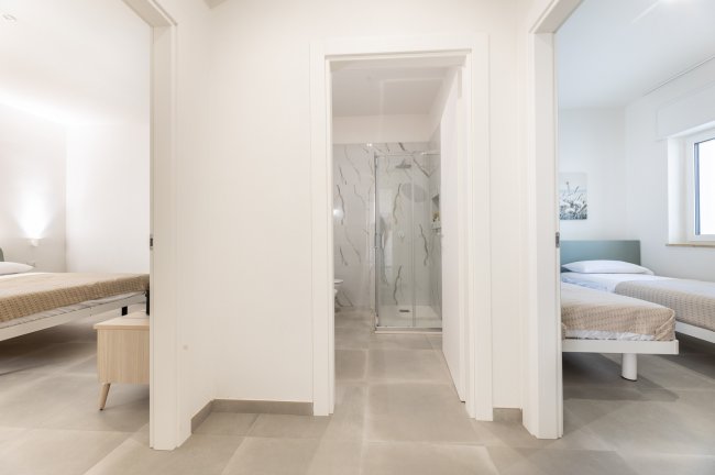 Corridoio con bagno tra due camere da letto.
