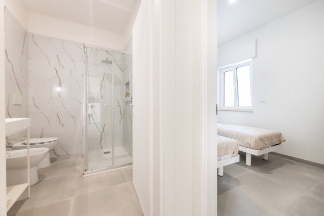 Bagno e camera visti dall'ingresso.