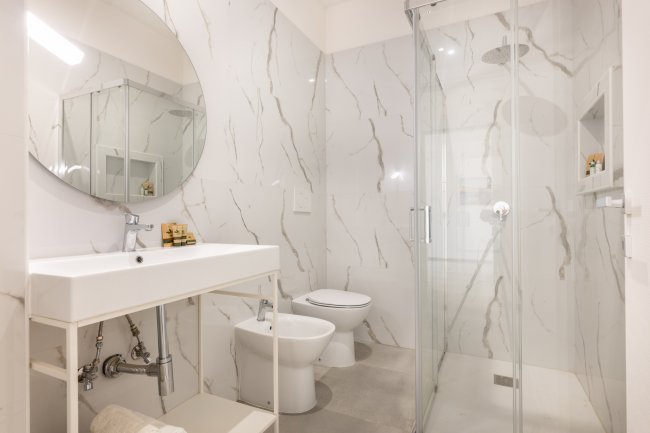 Bagno moderno con doccia e lavabo.