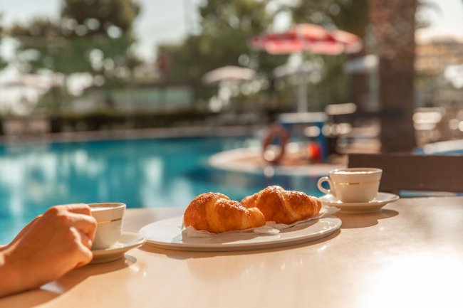 Due cornetti su un tavolo vicino a piscina.