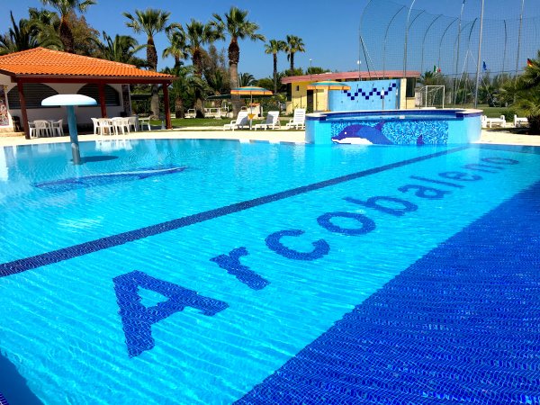 Piscina azzurra con scritta 
