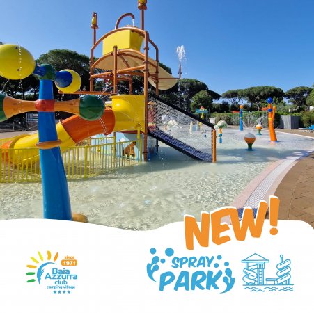 Parco acquatico con giochi colorati e piscina bassa. Struttura nuova.