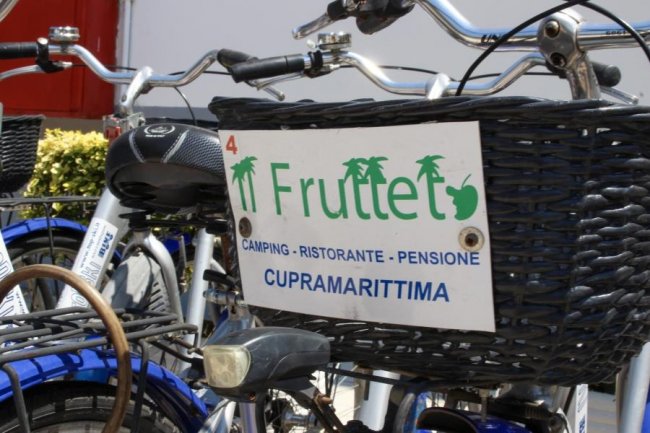 Biciclette con cesto frontalmente etichettato 