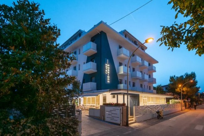 Hotel moderno illuminato di sera.