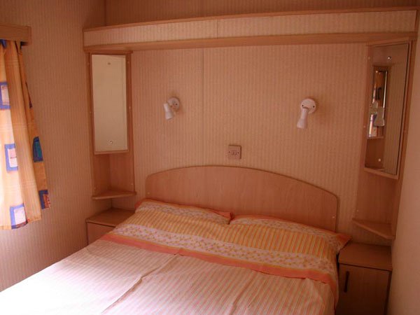 Camera da letto con letto matrimoniale.