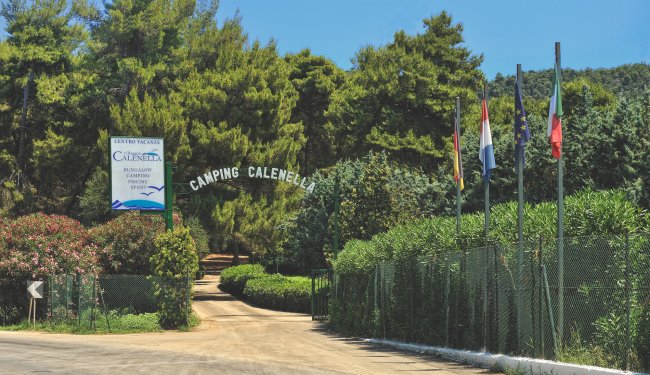 Ingresso al campeggio con insegna 