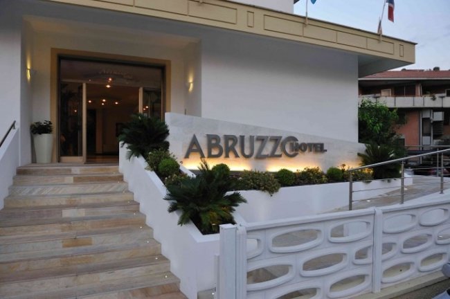 Ingresso dell'Abruzzo Hotel con scale.