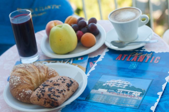 Colazione con cornetti, frutta e cappuccino.