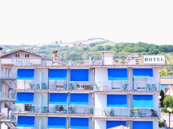 Hotel con verande e tende blu.