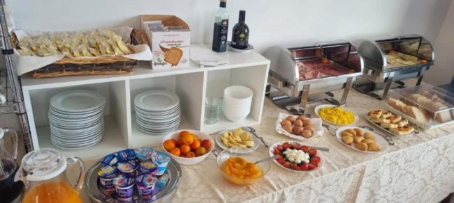 Buffet con colazione varia e colorata.