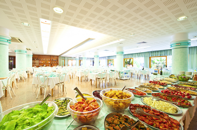 Sala da pranzo spaziosa con buffet di cibi vari.