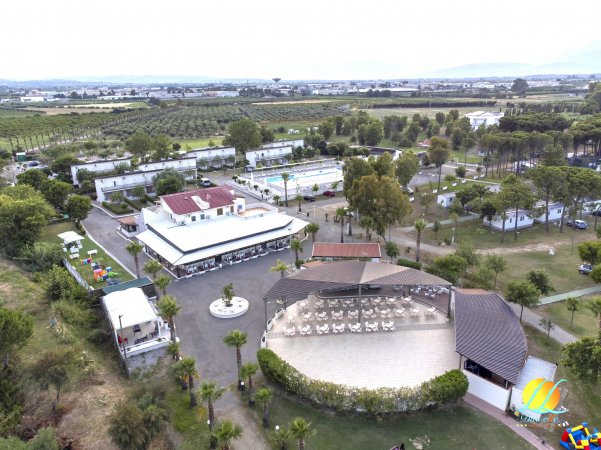 Vista aerea di un complesso residenziale con giardini e aree verdi.