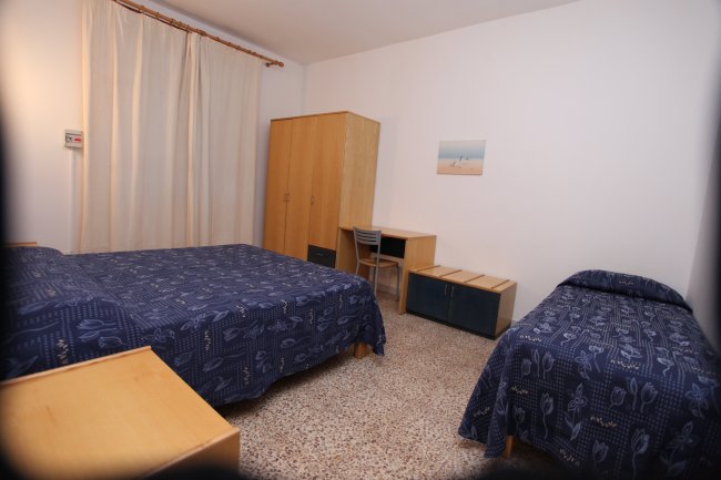 Camera con letto matrimoniale e singolo.