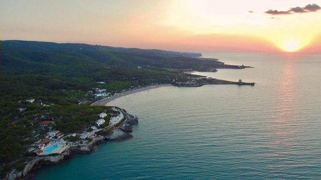 Vista aerea di una costa al tramonto.