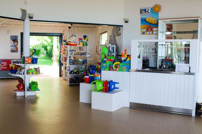 Interno di un negozio con giocattoli colorati esposti.