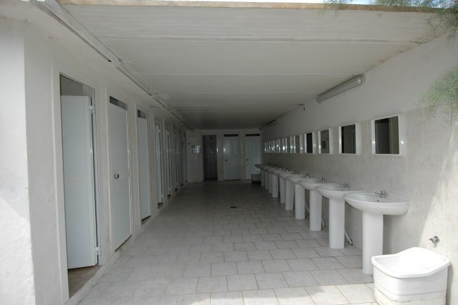 Corridoio con lavandini e porte.