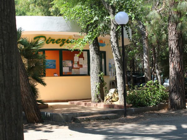 Edificio con scritta 