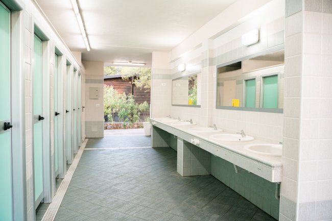 Bagni pubblici con lavandini e specchi.