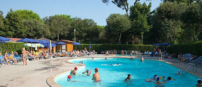 Piscina all'aperto con persone che si divertono e rilassano.