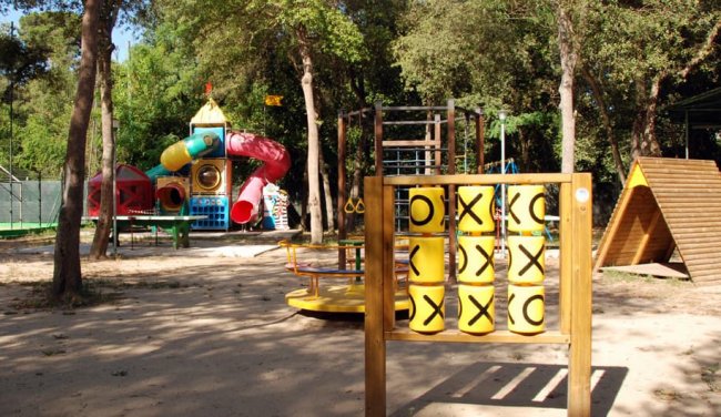 Parco giochi con scivoli colorati e gioco del tris.