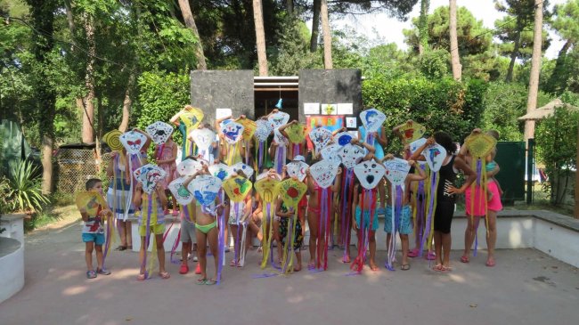 Gruppo di bambini con aquiloni colorati.