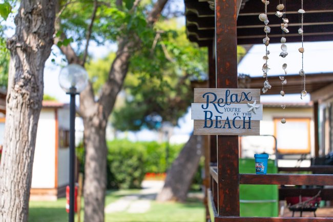 Un cartello su una veranda dice 