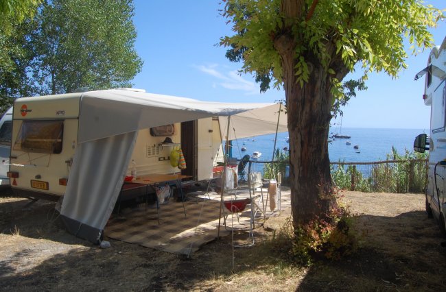 Campeggio con roulotte e tende vicino al mare.