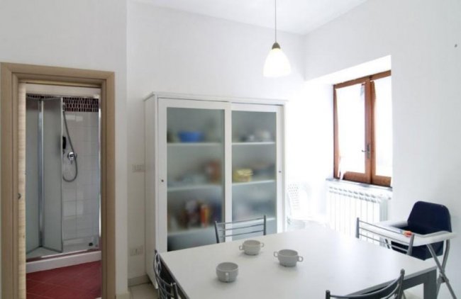 Sala da pranzo con armadio e accesso alla doccia.