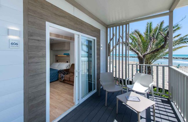 Terrazzino con vista mare, sedie e tavolino.