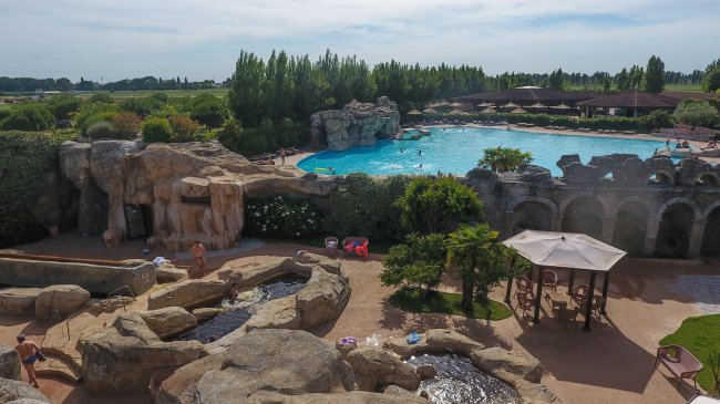 Piscina con rocce e vegetazione, vista dall'alto.