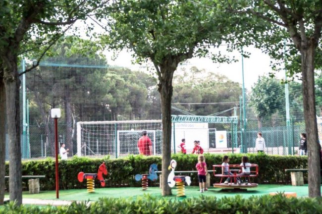 Parco giochi con bambini che giocano.