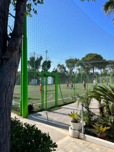 Campo sportivo con persone che giocano.