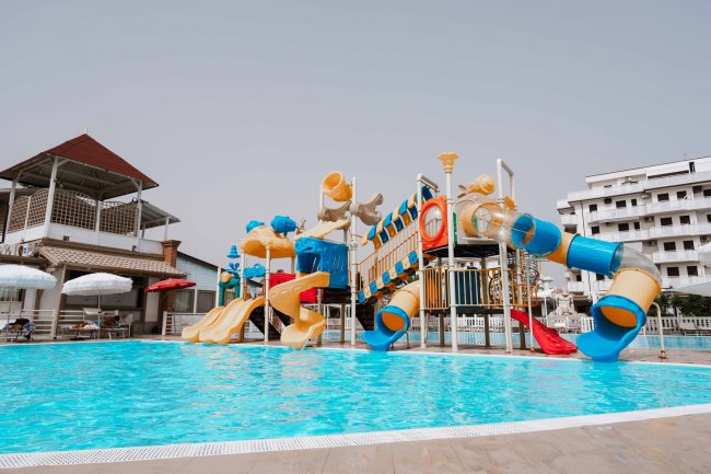 Piscina con scivoli colorati e strutture per bambini.