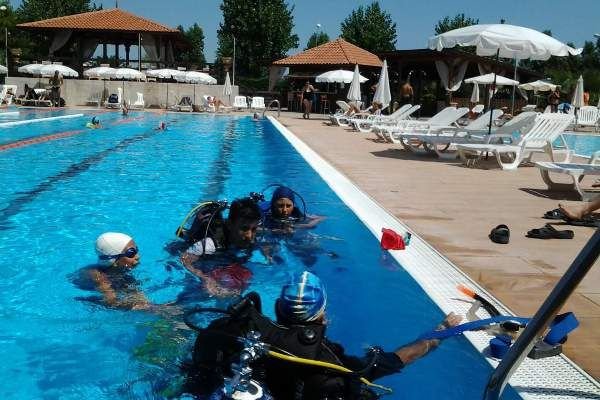 Persone in una piscina che praticano immersioni con autorespiratore.