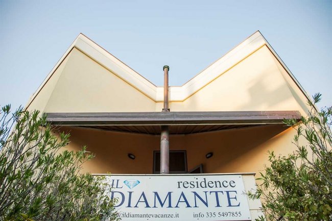 Ingresso di un residence con tetto spiovente.