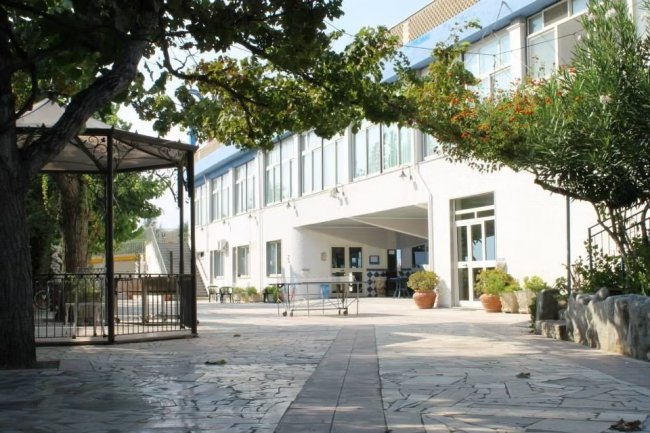 Ampio cortile pavimentato con alberi.