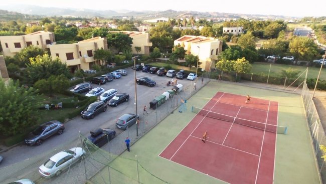 Campo da tennis vicino a parcheggio.