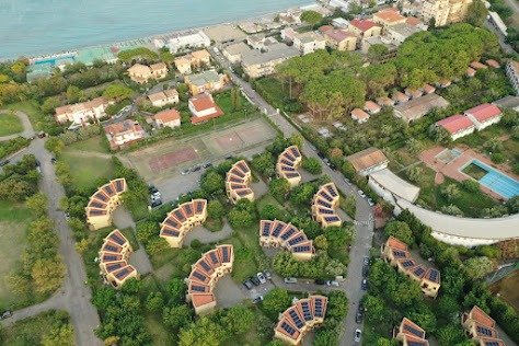 Veduta aerea di complesso residenziale vicino al mare.