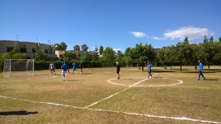Campo di calcio con giocatori in azione.