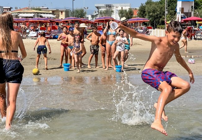 Bambini giocano in mare vicino alla spiaggia.
