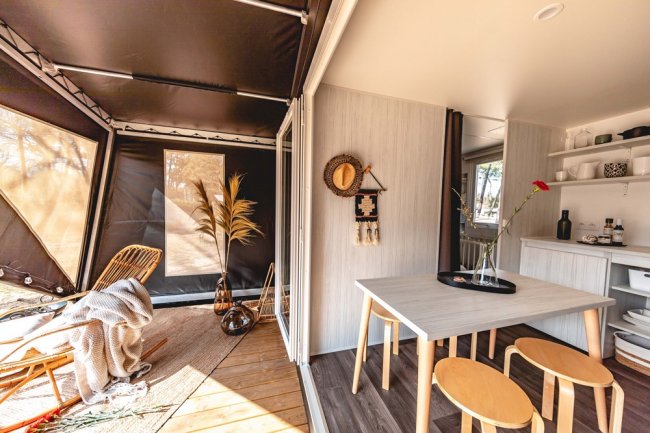 Interno moderno con cucina e area relax.